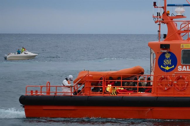 La embarcación de Salvamento Marítimo &#34;Salvamar Mizar&#34; el domingo pasado durante el rescate de una patera al sur de la isla de Fuerteventura. EFE/Carlos De Saá