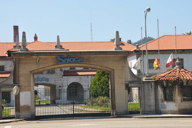 Vista de la entrada a la fábrica de Sniace, Torrelavega. / S.D.
