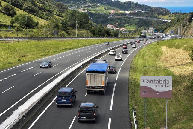 EL HAYA, 19/06/2020.- El tráfico circula con bastante densidad y sin incidentes en la autopista AP-8 en el límite entre Bizkaia y Cantabria, a su paso por El Haya (Cantabria), en las primeras horas de la tarde de este viernes, en el se estima que entre 50.000 y 60.000 coches llegarán desde Euskadi a Cantabria, donde miles de vascos tienen sus segundas residencias, que no pueden visitar desde que se decretó el estado de alarma el 15 de marzo. EFEM/iguel Toña
