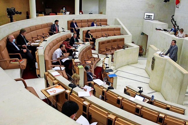 Imagen de archivo de un pleno en el Parlamento. / ALERTA