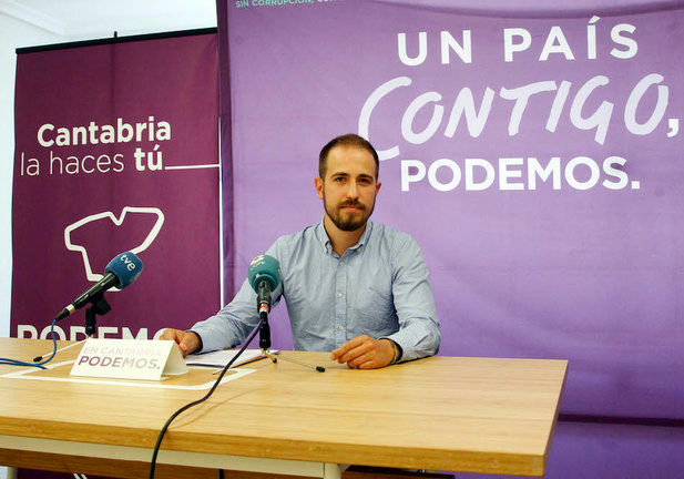 El coordinador autonómico de Podemos Cantabria, Luis del Piñal durante la rueda de prensa ofrecida hoy. / J. RAMÓN