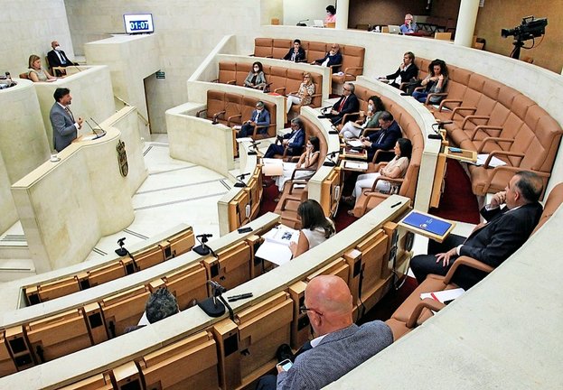 Imagen del pleno celebrado ayer en el Parlamento regional. / josé ramón