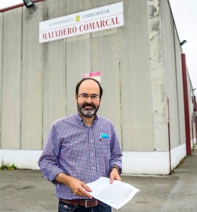 El Concejal de Salud Pública, José Luis Urraca en el matadero de Barreda. / ALERTA