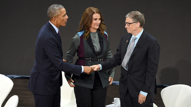 La Alianza Mundial para la Vacunación gana el Premio Princesa de Cooperación
El co-fundador de Microsoft y filántropo Bill Gates (d), participa junto con su mujer Melinda Gates (i), copresidenta junto con él de la Fundación Bill y Melinda Gates, durante una mesa redonda. EFE / LAURENT GILLIERON / Archivo