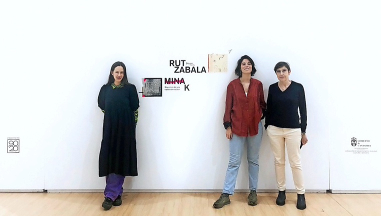 Las artístas Marina Alonso y Rut Zabala junto con la comisaria, consultora y productora cultural Mónica Álvarez Careaga. / ALERTA