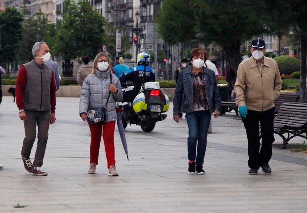 Varias personas con mascarilla caminan por el Paseo Pereda en Santander, donde se ha detectado un brote de coronavirus. / J. Ramón