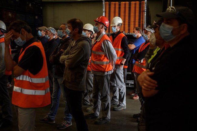 Varios trabajadores de Nissan durante la asamblea este viernes en la planta de Nissan de Los Corrales de Buelna.  EFE/Pedro Puente Hoyos