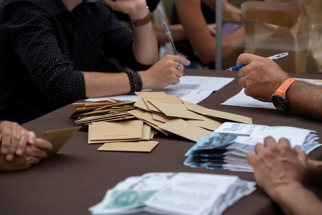 Los funcionarios electorales cuentan las papeletas en un colegio electoral durante la segunda vuelta de las elecciones municipales francesas en Brujas, cerca de Burdeos, suroeste de Francia, el 28 de junio de 2020.EFE/EPA/CAROLINE BLUMBERG