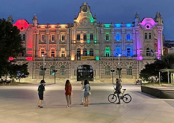 El Ayuntamiento se iluminó con los colores del arcoíris en honor del Dia del Orgullo 2020.