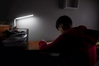Un niño hace deberes en su casa de Vitoria el pasado mes de abril durante el confinamiento. - Iñaki Berasaluce - Europa Press - Archivo