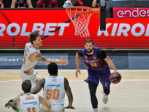 El ala pívot montenegrino del Barça, Nikola Mirotic, se dispone a entrar a canasta ante varios jugadores del Kirolbet Baskonia durante la disputa del tercer partido de la tercera jornada del grupo A de la fase final de la Liga ACB en el pabellón de la Fuente de San Luis de Valéncia. EFE/Manuel Bruque