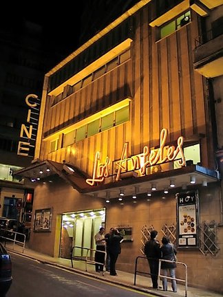 Fachada del cine ‘Los Ángeles’ de Santander. / ALERTA