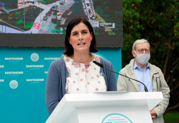 La alcaldesa de Santander durante la presentación del dispositivo turístico de Santander para este verano. / josé ramón