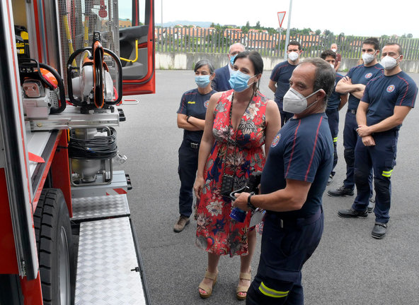 La alcaldesa Gema igual, ha presidido el acto de toma de posesión de los cuatro nuevos bomberos que se incorporan al cuerpo. / ALERTA