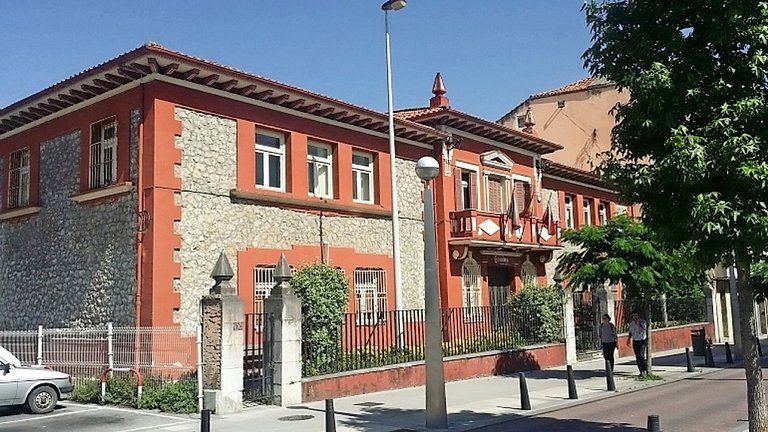 Antigua sede de la Cámara de Comercio e Industria de Torrelavega situada en la plaza de la Llama, en Torrelavega. / ALERTA