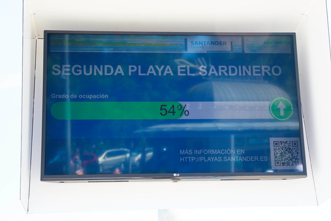 Una pantalla instalada en los accesos autorizados indica el porcentaje de ocupación de la playa. / J. Ramón