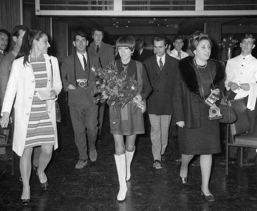 La creadora de la minifalda, Mary Quant, a su llegada a Madrid para presentar sus modelos en un desfile en la residencia del Embajador inglés. EFE/Archivo