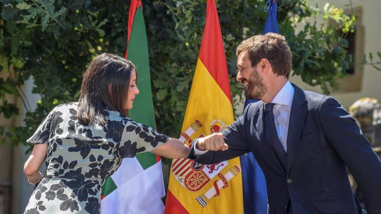 El presidente del Partido Popular, Pablo Casado, y la presidenta de Ciudadanos, Inés Arrimadas, se saludan al inicio del acto central de campaña de la coalición PP+C´s que tiene lugar hoy en la Casa de Juntas de Gernika. EFE/Javier Zorrilla POOL