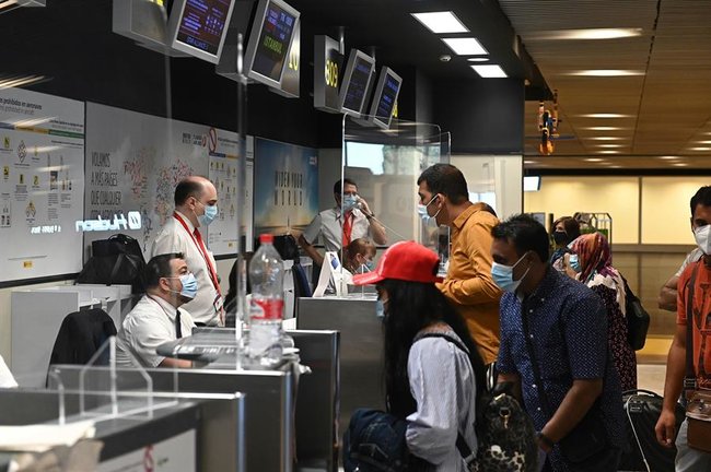 asajeros en la T-1 del aeropuerto de Barajas. EFE/ Fernando Villar