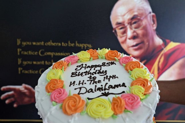 Un pastel de cumpleaños frente a un retrato durante las celebraciones por el 85 cumpleaños del líder espiritual tibetano Dalai Lama en McLeod Ganj, cerca de Dharamsala, India, 06 de julio de 2020.  EFE/EPA/SANJAY BAID