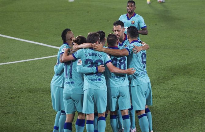 Los jugadores del FC Barcelona celebran el primer gol del equipo barcelonista durante el encuentro correspondiente a la jornada 34 de primera división. EFE / Domenec Castelló