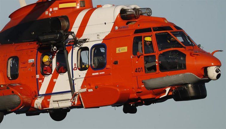 Un helicóptero de Salvamento Marítimo participa en la búsqueda de dos ocupantes de un kayak, que volcó ayer en Porto do Son (A Coruña), a primera hora de este martes. Una tercera persona, una mujer, que viajaba en la embarcación, ha sido rescatada. EFE/Lavandeira jr