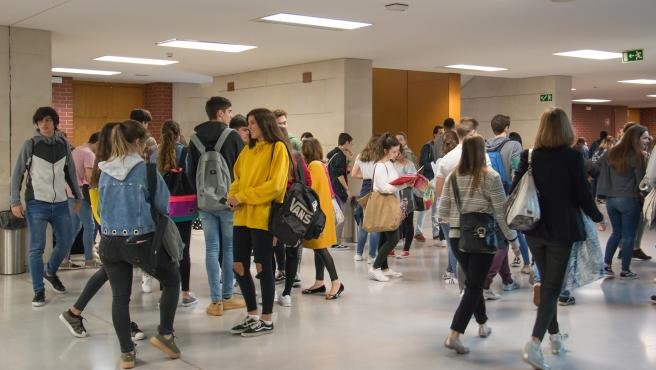 Jóvenes en la Universidad de Cantabria para realizar la prueba de la EBAU. Archivo