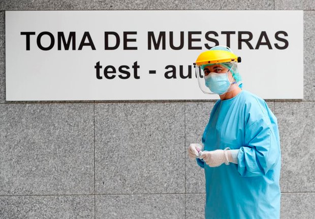 Miembros del personal sanitario del Hospital da Costa realizan PCR a los casos que estuvieron en contacto con algún positivo, en Burela, Lugo. EFE/Eliseo Trigo/Archivo