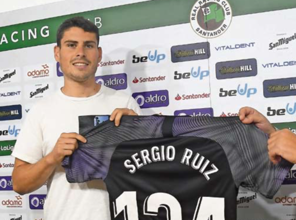 Sergio Ruiz junto a Pedro Ortiz mostrando una camiseta con el nombre del jugador verdiblanco. / hardy