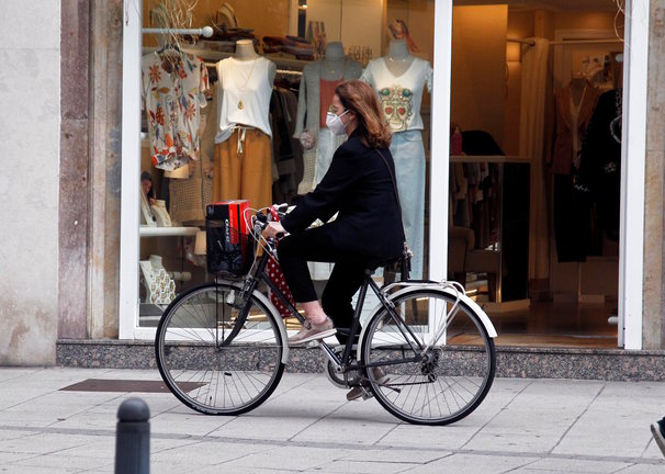 Una ciudadana circula con su bicicleta en Santander. / ALERTA