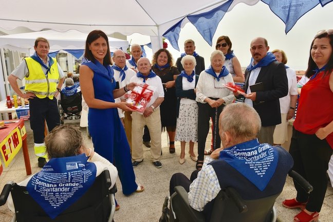 La alcaldesa de Santander, Gema Igual, asiste a la celebración de la Semana Grande en el centro de día de General Dávila.  / ALERTA