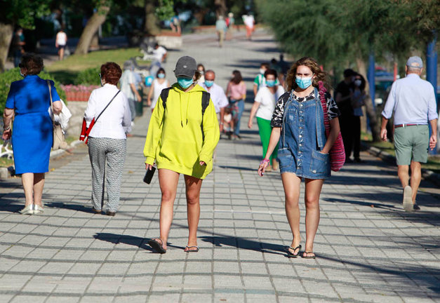 Dos personas caminan por el paseo de la calle Reina Victoria, Santander. / ALERTA