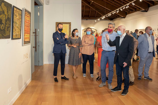 El vicepresidente y consejero de Universidades, Igualdad, Cultura y Deporte, Pablo Zuloaga, asiste a la inauguración de la exposición de Pedro Sobrado.