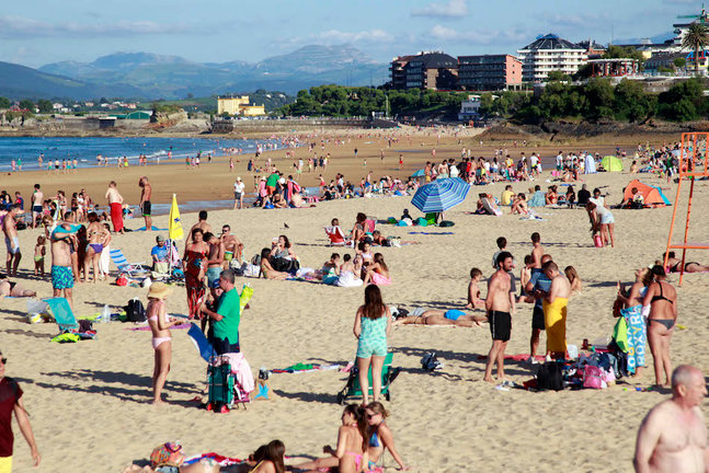Varias personas disfrutan en la segunda playa del Sardinero, Cantabria. / J.R.González