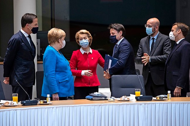 Mark Rutte, Angela Merkel, Ursula von der Leyen, Giuseppe Conte, Charles Michel y Emmanuel Macron conversan durante la cumbre. / EFE