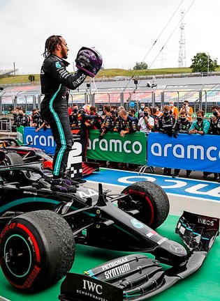 Lewis Hamilton celebrando su triunfo en Hungaroring. / EFE