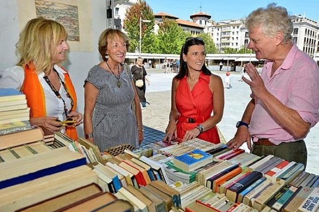 La alcaldesa Gema Igual inauguró la Feria del Libro Viejo en el 2019.