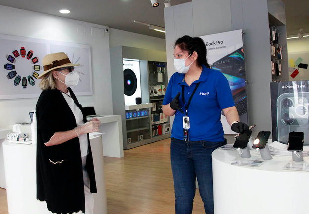 Una dependienta atiende a una cliente en una tienda de tecnología en Santander. / J. Ramón