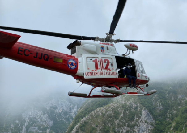 El helicóptero del Gobierno de Cantabria.
