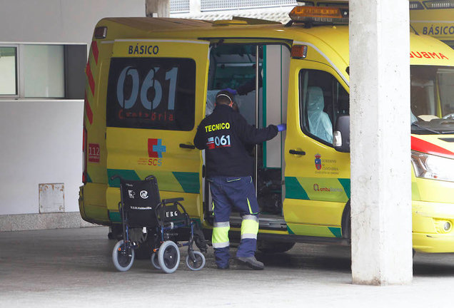 Un técnico de ambulancias prepara el vehículo para trasladar a un paciente. / J.R.