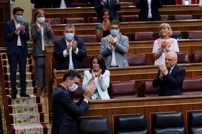 El presidente del Gobierno, Pedro Sánchez, aplaude junto a diputados socialistas al inicio de la sesión de control al Ejecutivo que este miércoles se celebra en el Congreso. EFE/Chema Moya