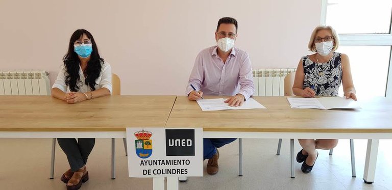 El convenio ha sido rubricado por el alcalde, Javier Incera, y la directora del centro asociado de la UNED en Cantabria, Ana Rosa Martín.
