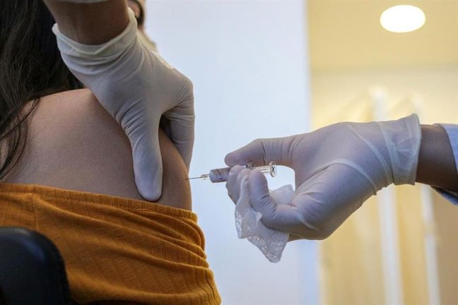 Fotografía cedida por el Gobierno de Sao Paulo que muestra la aplicación de una vacuna contra el nuevo coronavirus. EFE/ Cortesía Gobierno de Sao Paulo