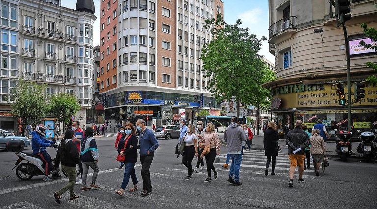 Varias personas caminan con su mascarilla en la ciudad de Santander. / Hardy