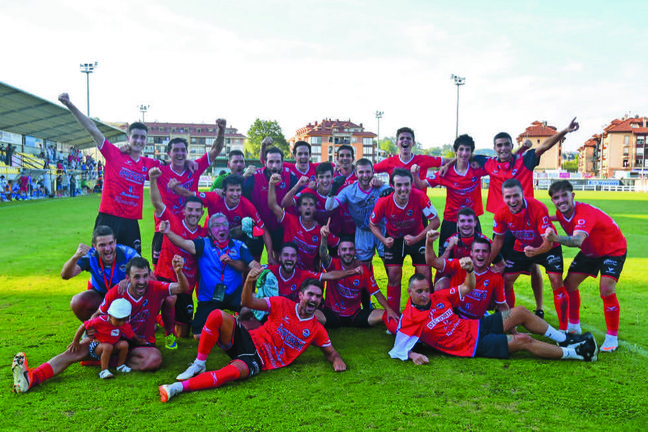 La plantilla del Club Deportivo Laredo celebra el ascenso sobre el césped del Fernando Astobiza de Sarón. / Hardy