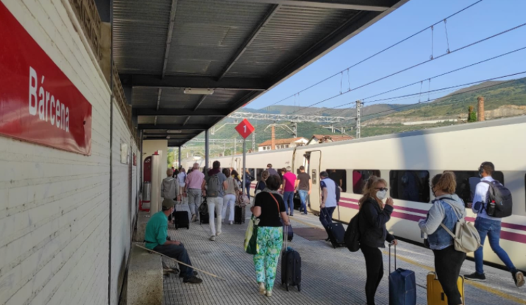 Más de 160 personas que viajaban a Madrid en tren Ferrocarril de montaña se han quedado tiradas en Bárcena.