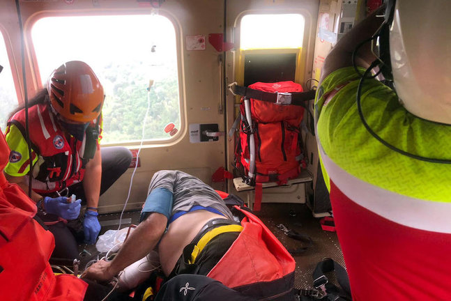 El equipo del helicóptero del Gobierno de Cantabria haciendo las labores de salvamento.