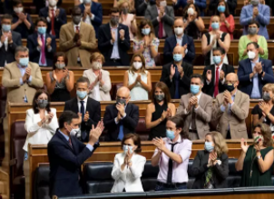 El presidente del Gobierno, Pedro Sánchez, es aplaudido por la bancada socialista a su llegada a una sesión plenaria en el Congreso. - Pool