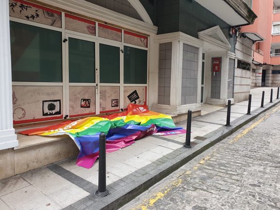 Lona arrancada de la sede del PSOE, en la calle Bonifaz de Santander.