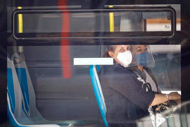 Dos mujeres con mascarilla y pantalla se sientan al lado en un autobús de la EMT en Madrid. EFE/Emilio Naranjo/Archivo